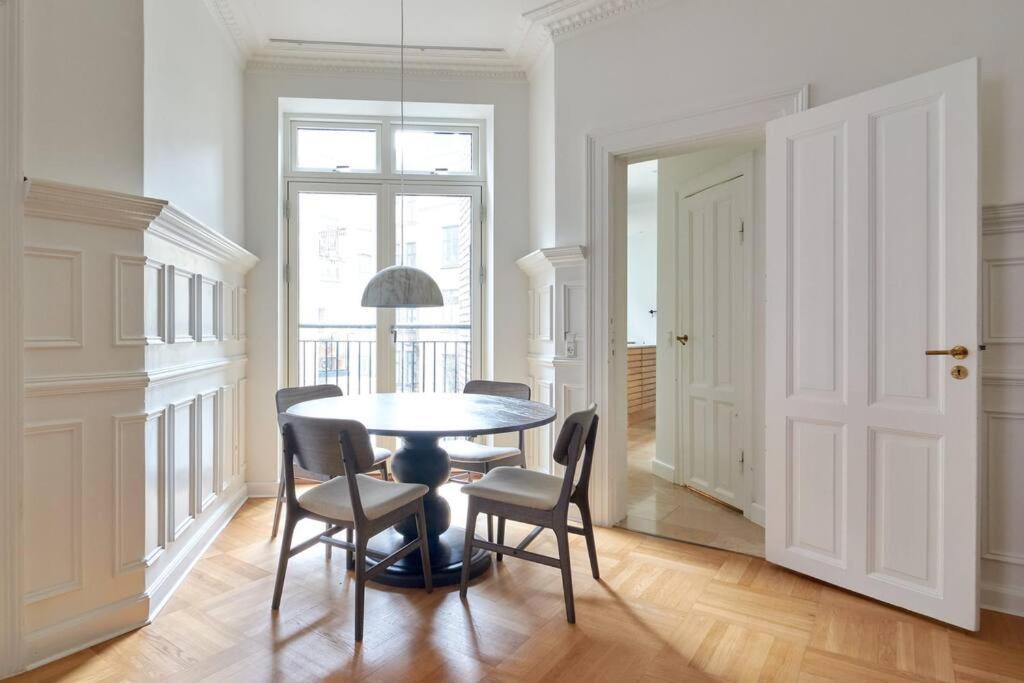 Spacious 3 Bedroom Manor Flat Next To Tivoli Copenaghen Esterno foto