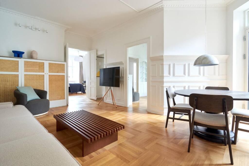 Spacious 3 Bedroom Manor Flat Next To Tivoli Copenaghen Esterno foto