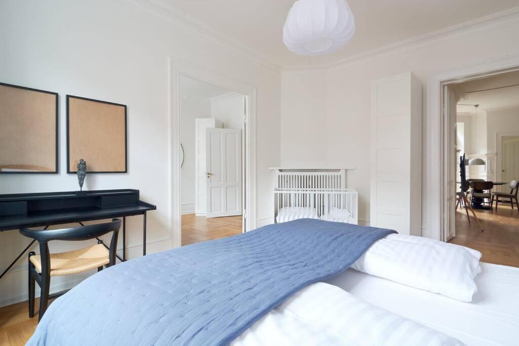 Spacious 3 Bedroom Manor Flat Next To Tivoli Copenaghen Esterno foto